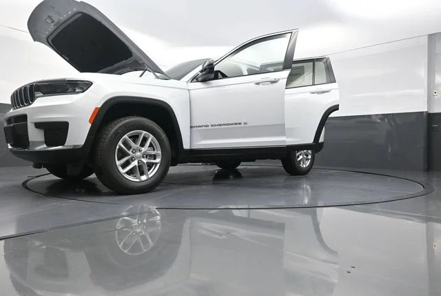 New 2026 Bright White Clear-Coat Exterior Paint Jeep Laredo image 32