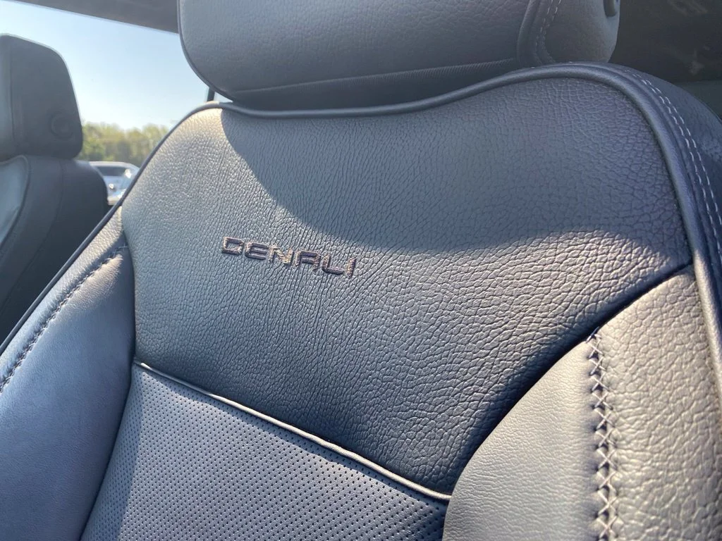 Used 2022 Hunter Metallic GMC Denali image 17