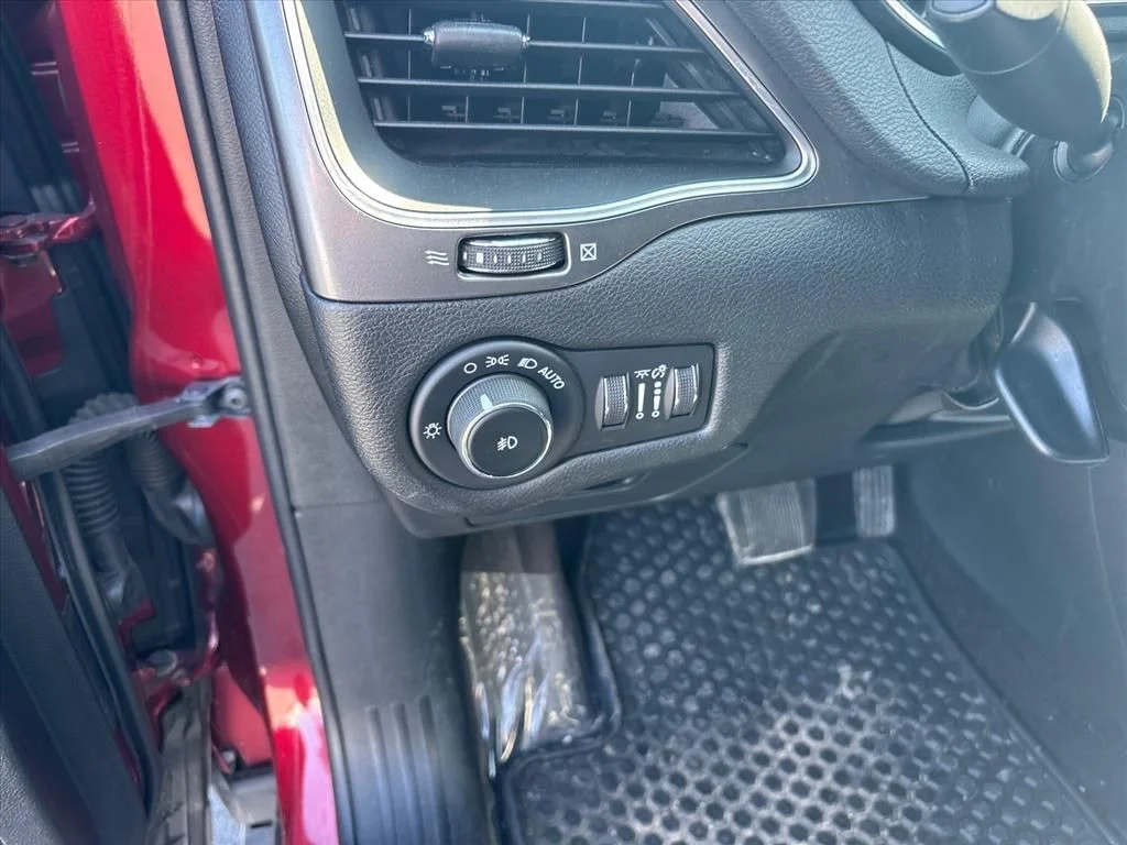Used 2019 Red Jeep Latitude Plus image 17