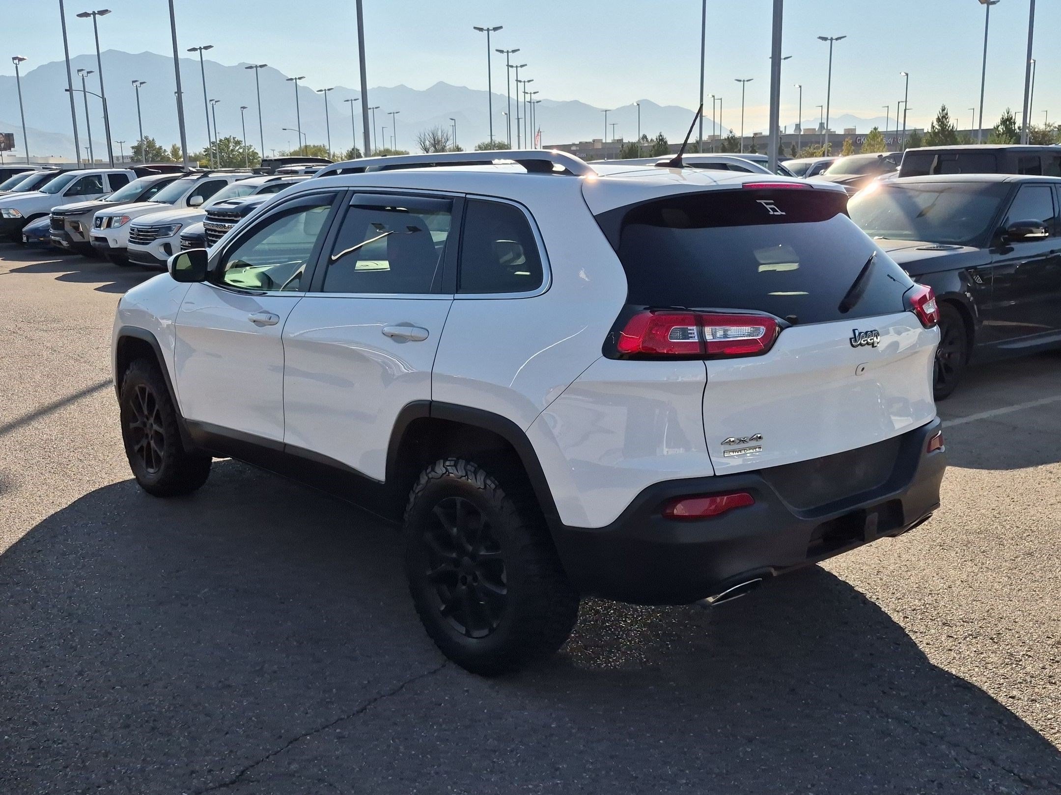 Used 2015 Bright White Clearcoat Jeep Latitude image 5