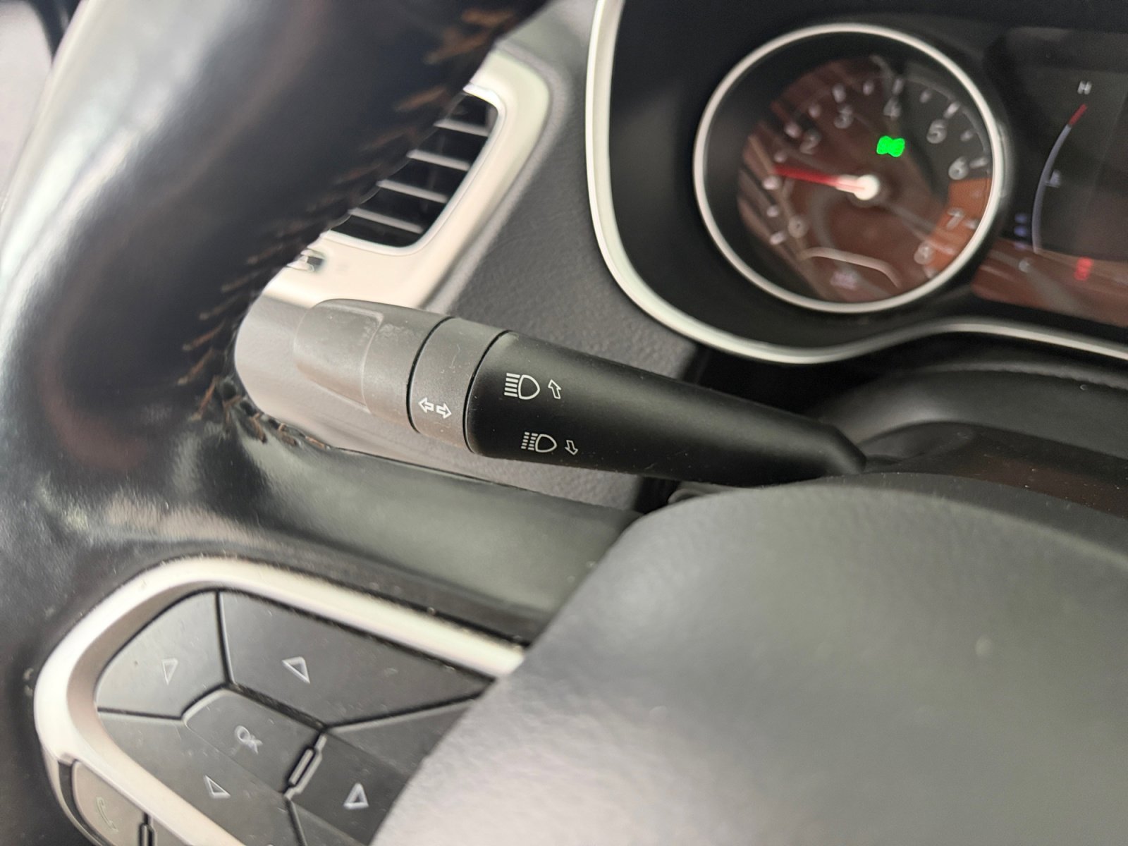 Used 2019 Diamond Black Crystal Pearlcoat Jeep Latitude image 13