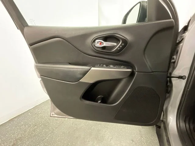Used 2022 Silver Jeep Limited image 9