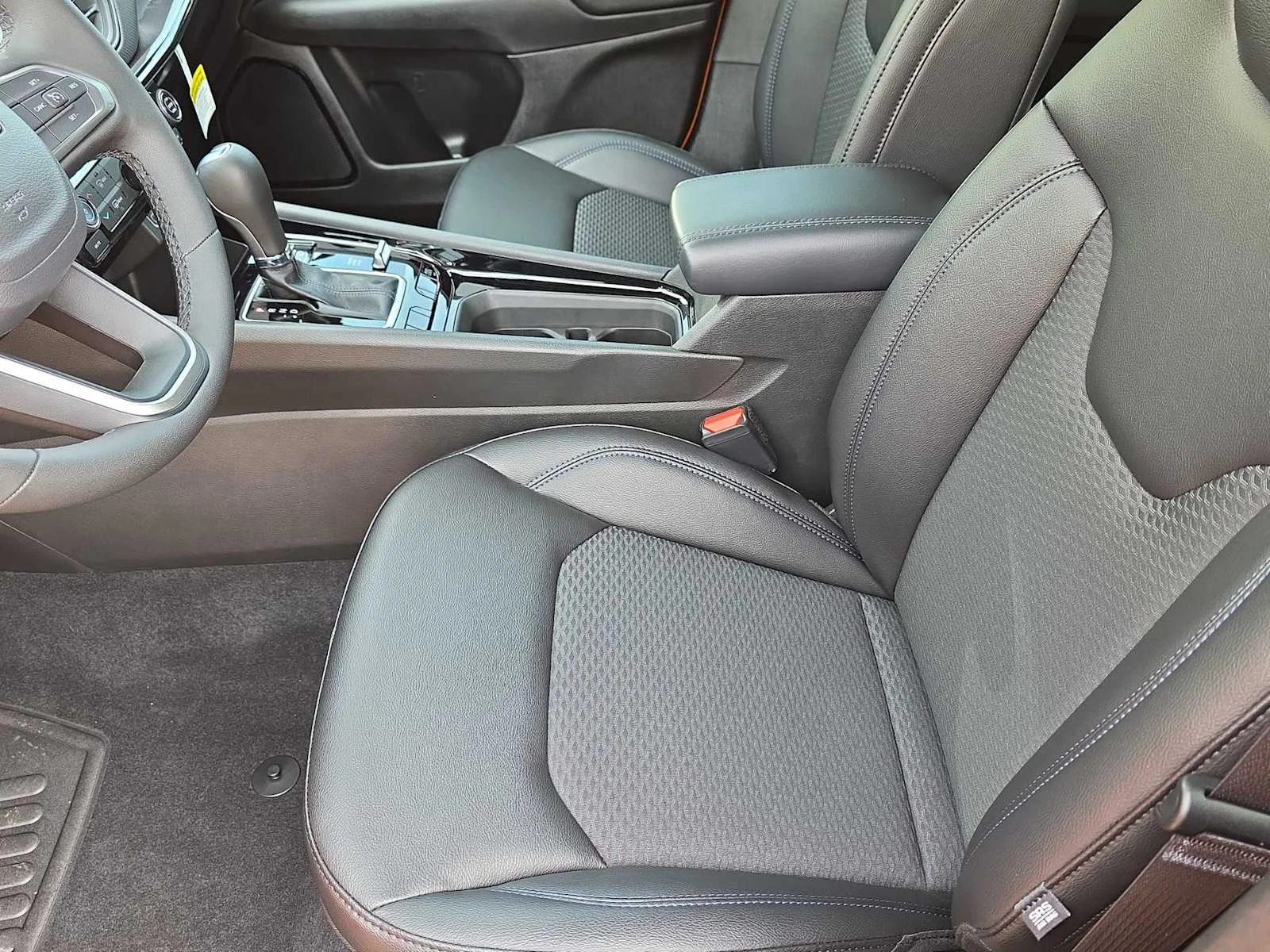 New 2026 Hydro Blue Pearl-Coat Exterior Paint Jeep Latitude image 3