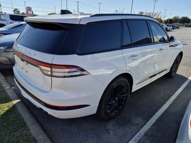 Used 2025 White Metallic Lincoln Reserve image 3