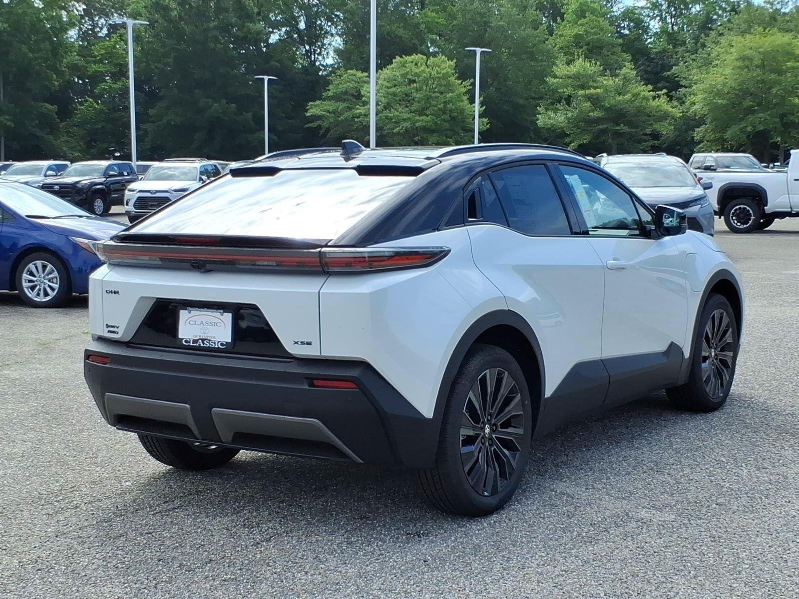 New 2026 Wind Chill Pearl with Midnight Black Metallic roof Toyota XSE image 8