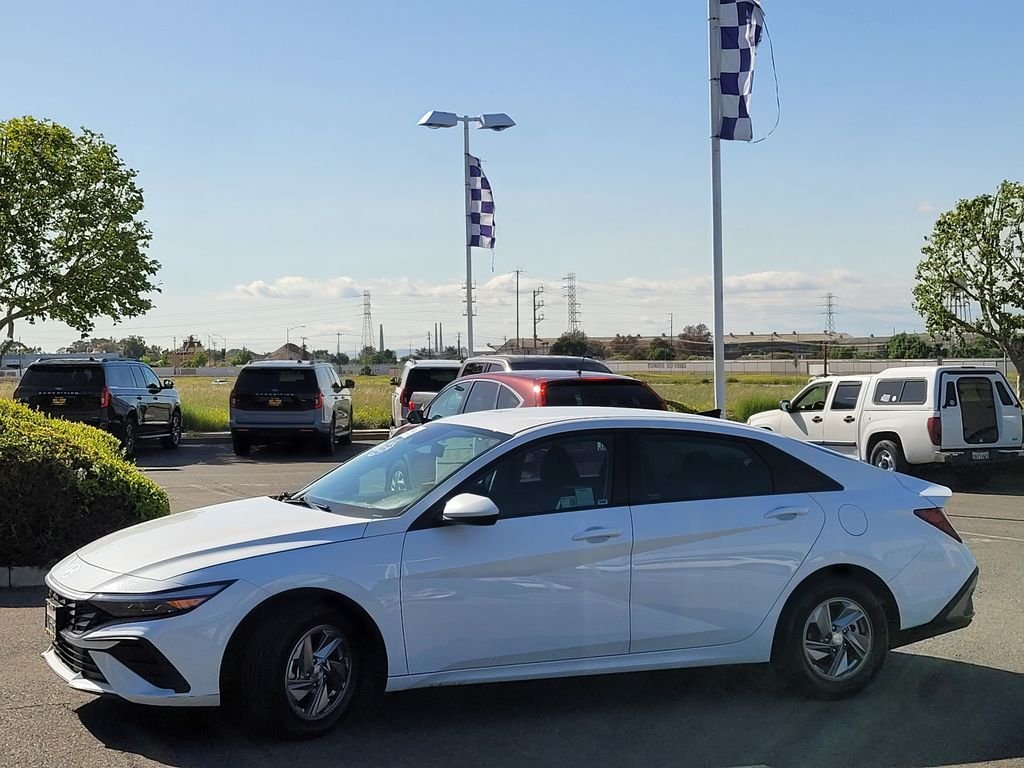 Used 2025 White Hyundai SE image 7
