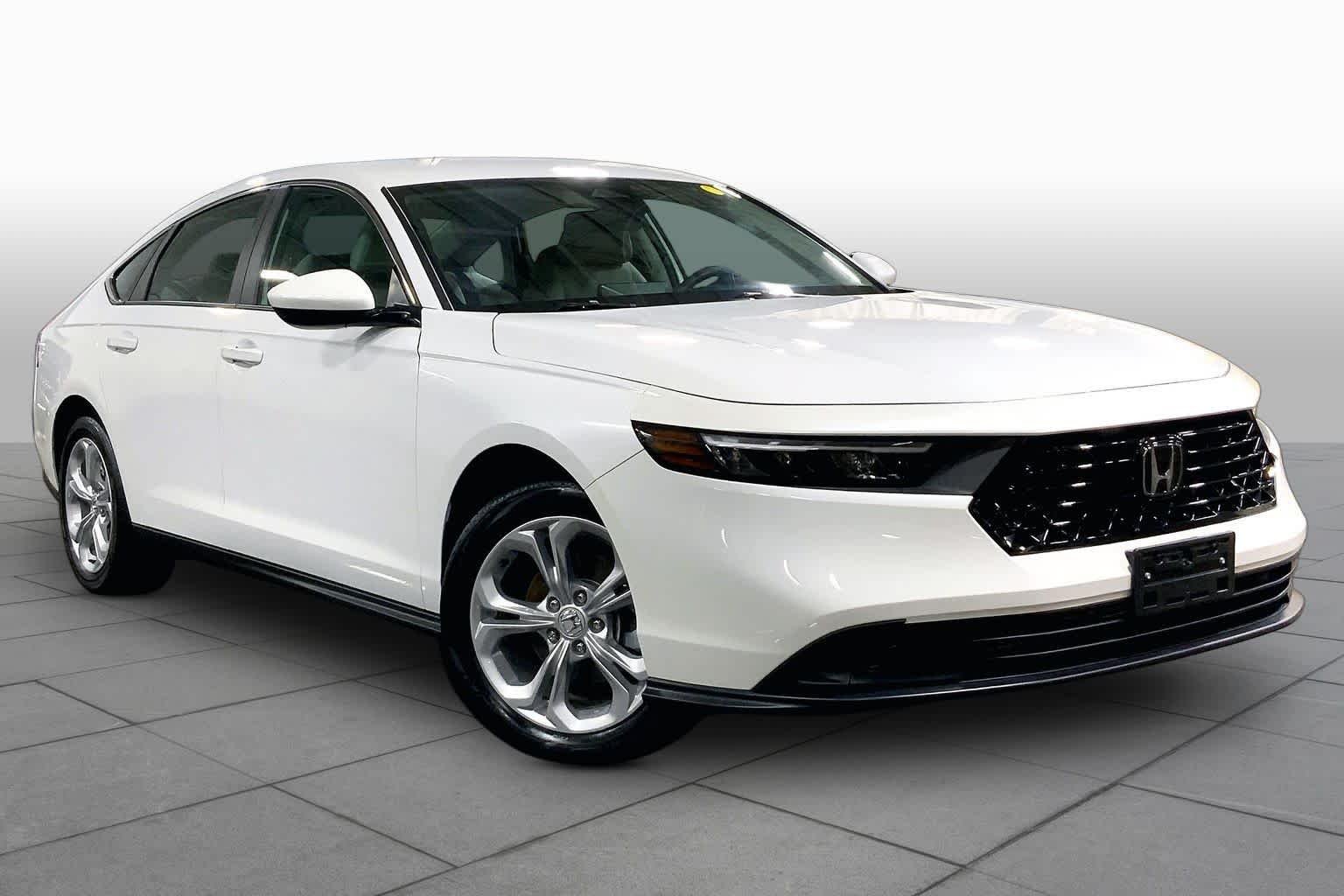 Used 2023 Platinum White Pearl Honda LX image 3