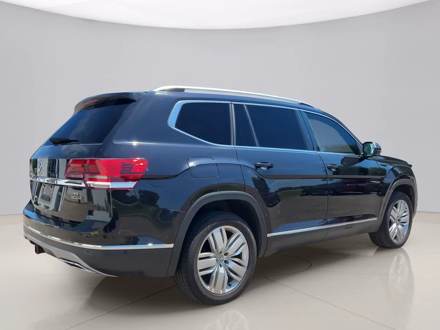 Used 2018 Black Volkswagon SEL PREMIUM image 5