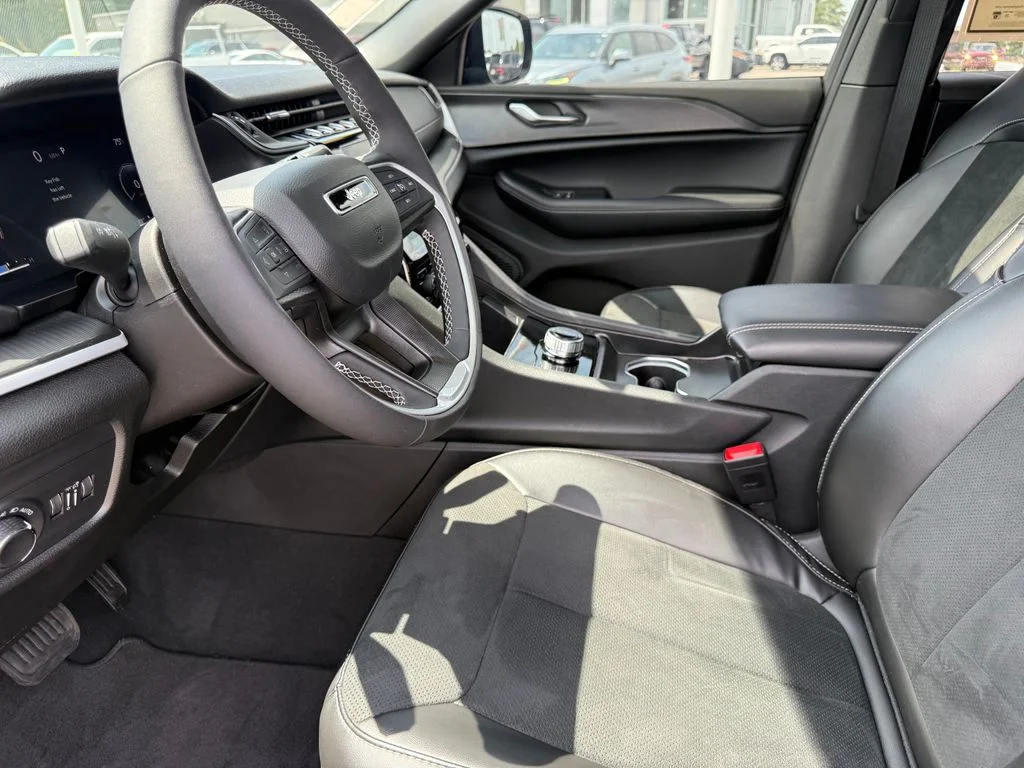 Used 2025  Jeep Altitude X image 4