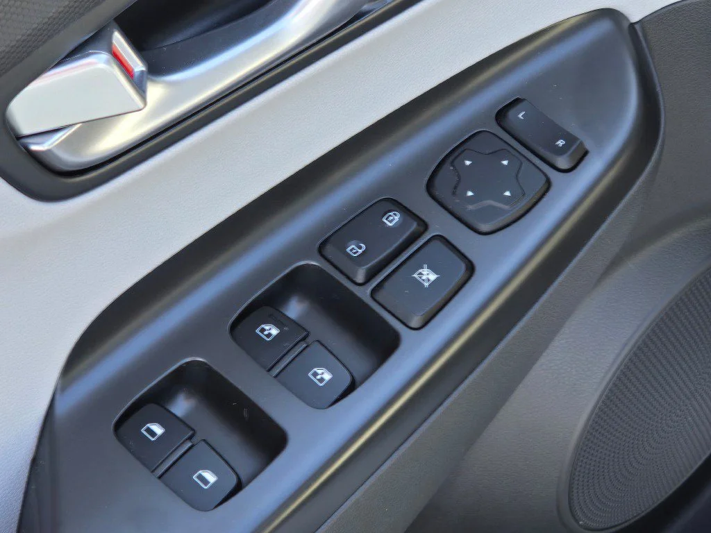 Used 2023 White Hyundai SEL image 18