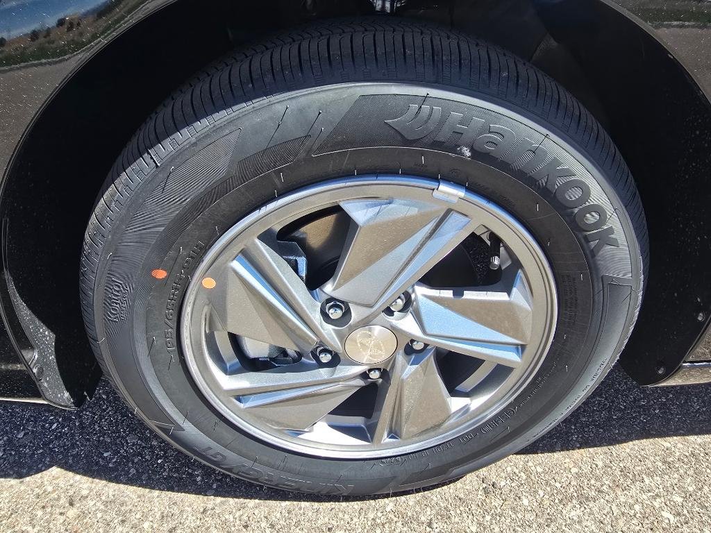 New 2026 Abyss Black Hyundai SE image 9