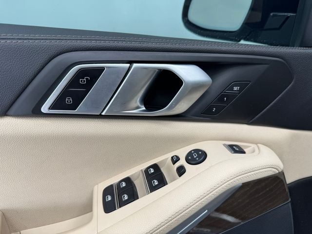 Used 2021 Alpine White BMW sDrive40i image 40