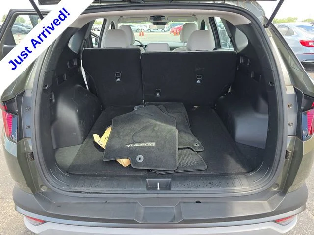 Used 2025 Green Hyundai SE image 9