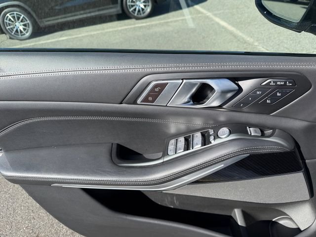 Used 2024 White BMW M60i image 31