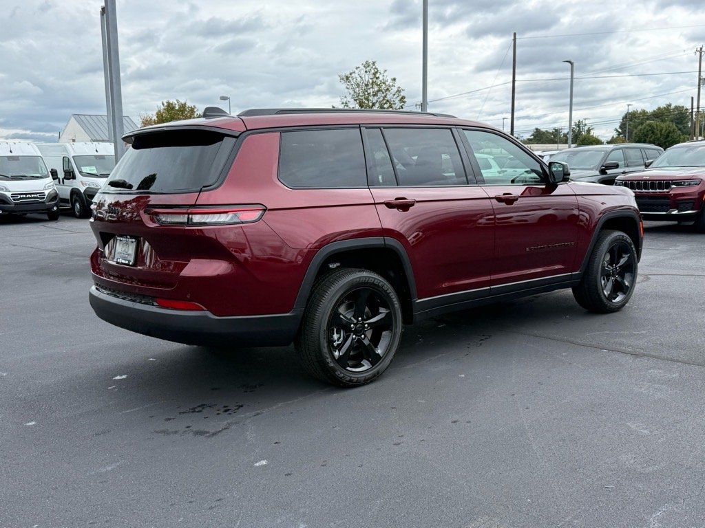 2025 Jeep Grand Cherokee Altitude photo 3