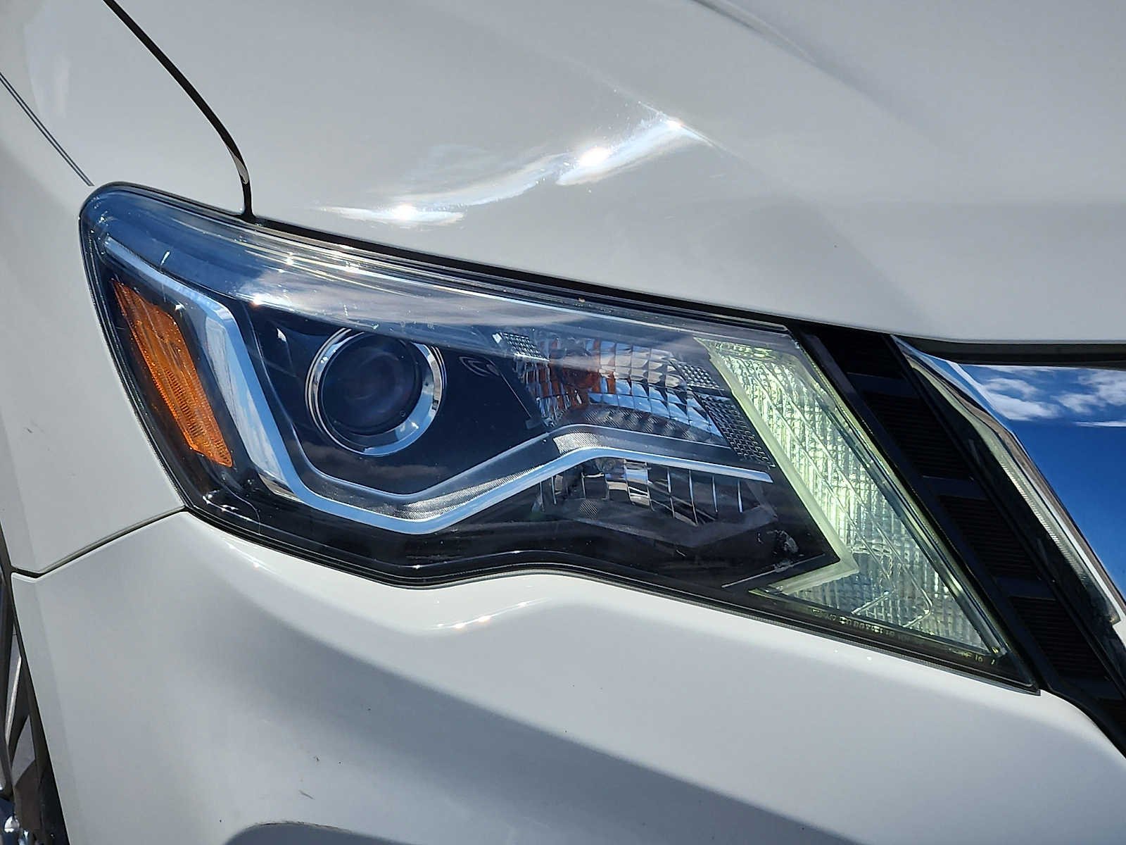 Used 2019 White Nissan S image 9