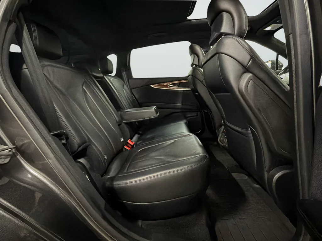 Used 2017 Gray Lincoln Reserve image 24
