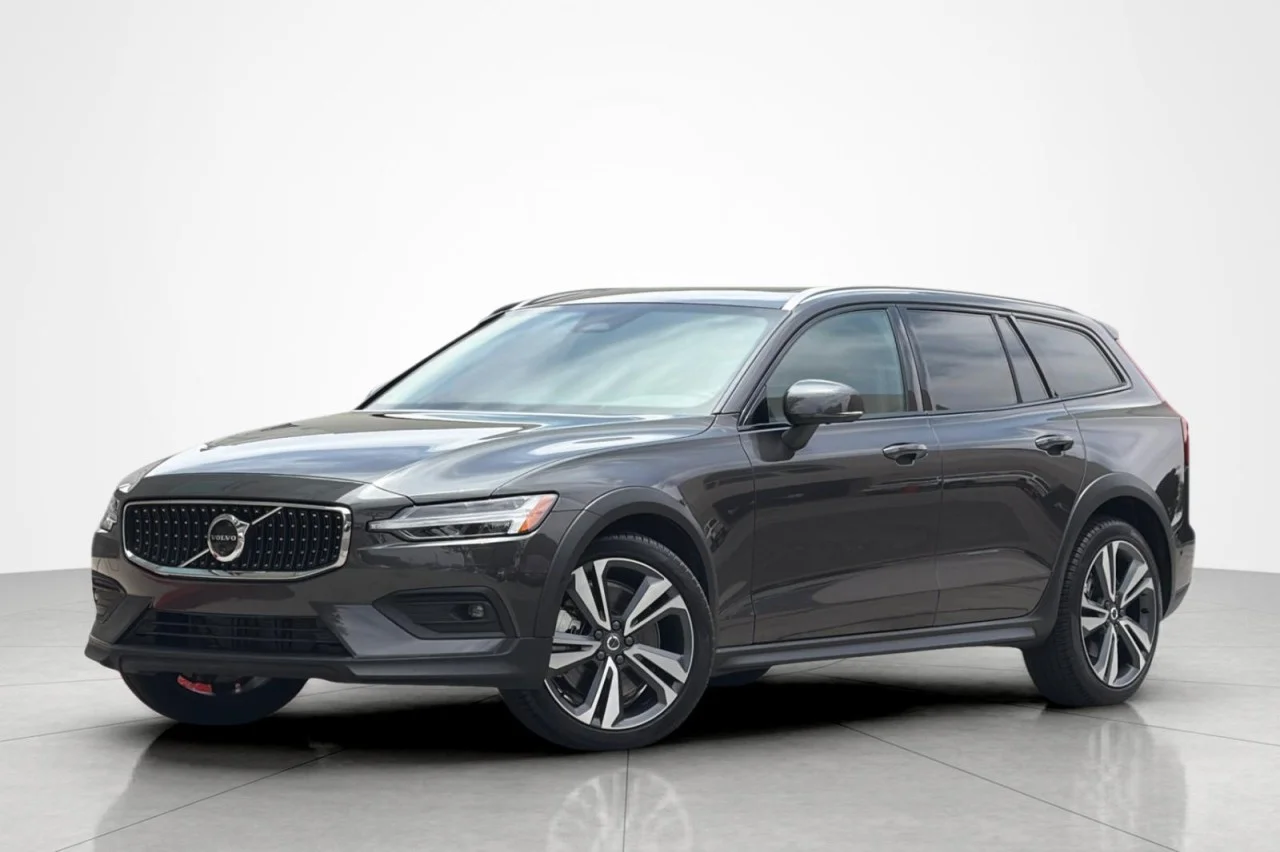 Used 2025 GREY Volvo Plus image 1