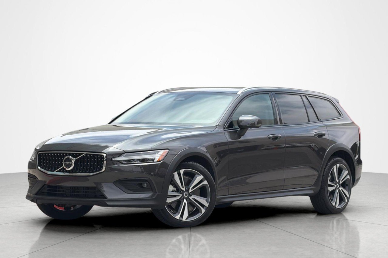 2025 Volvo V60 Cross Country's photo