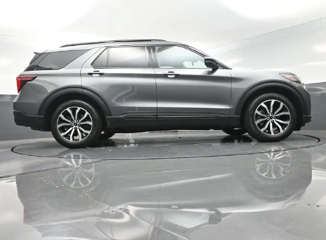 Used 2025 Gray Ford ST-Line image 38
