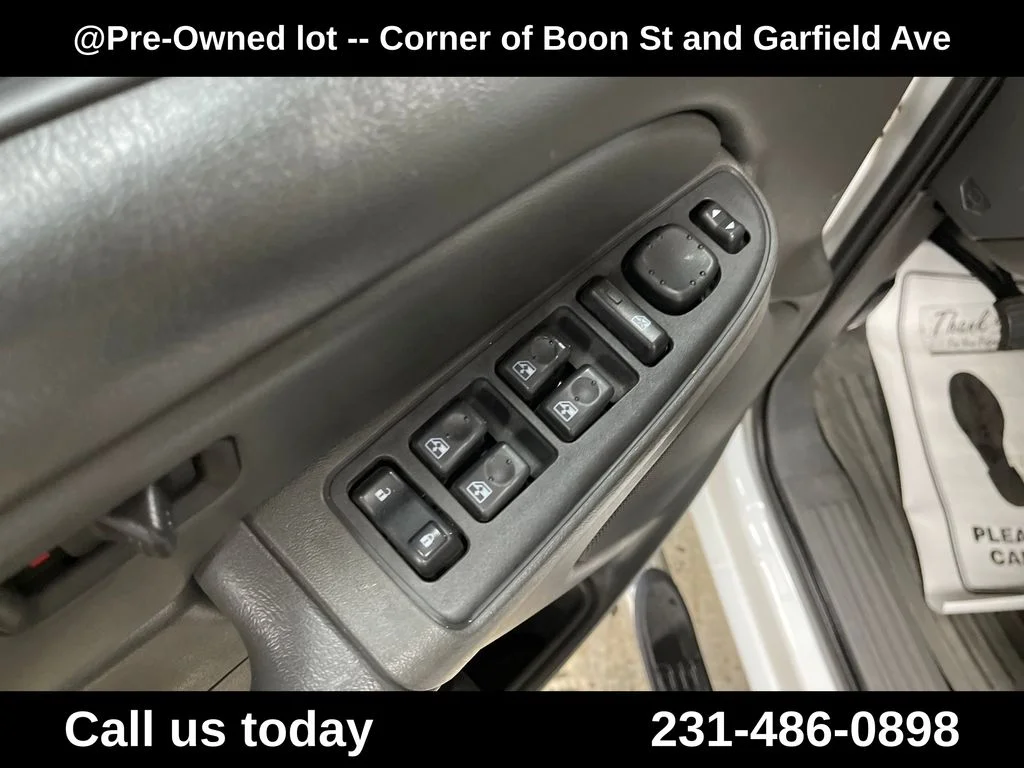 Used 2006 White Chevrolet LT image 16