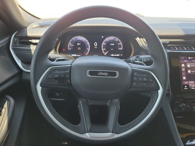 Used 2025 Silver Jeep Laredo image 18