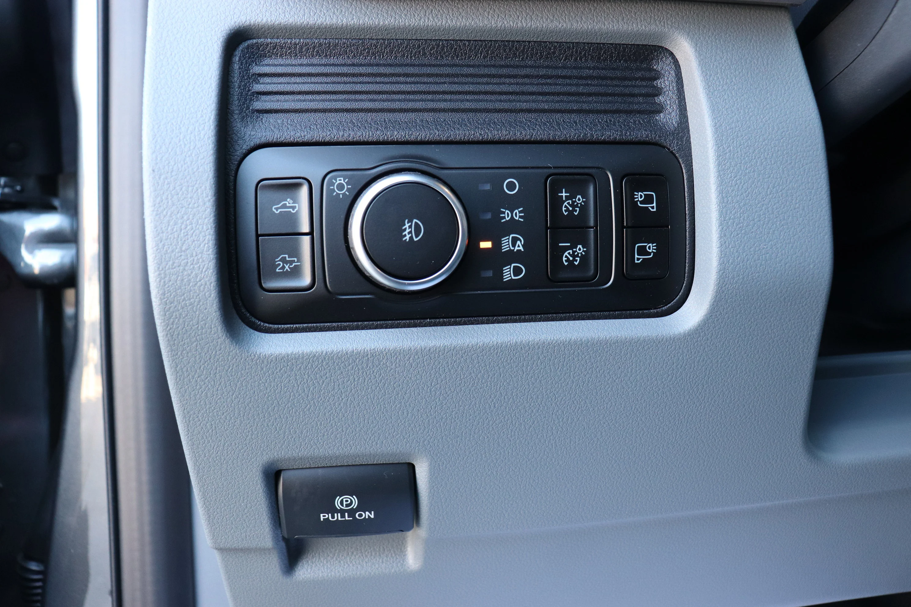 New 2026 Carbonized Grey Metallic Ford XLT image 13