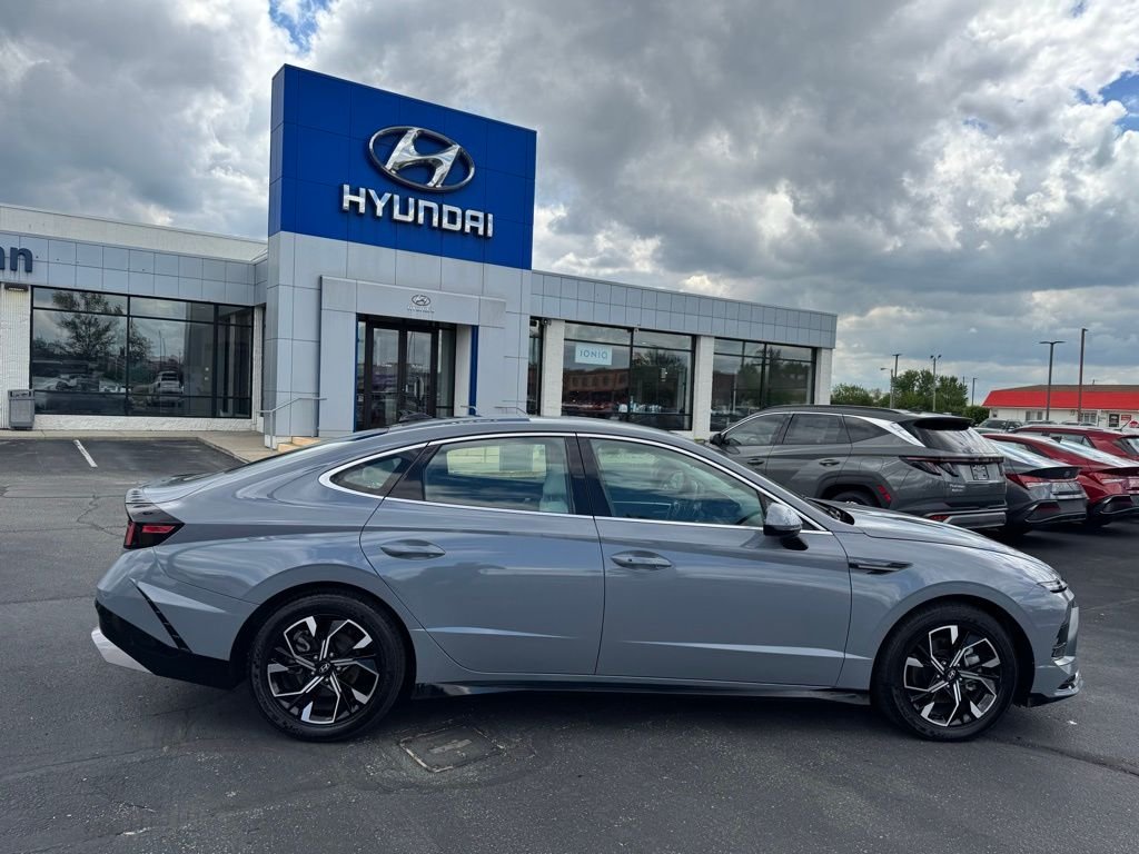 Used 2024 Blue Hyundai SEL image 8