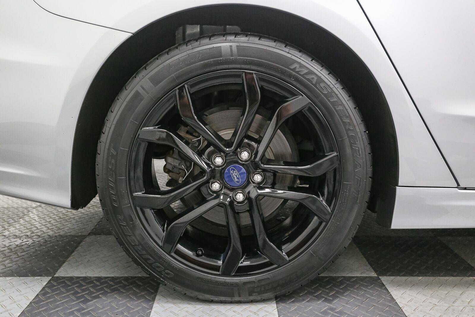 Used 2020 Iconic Silver Ford SE image 15