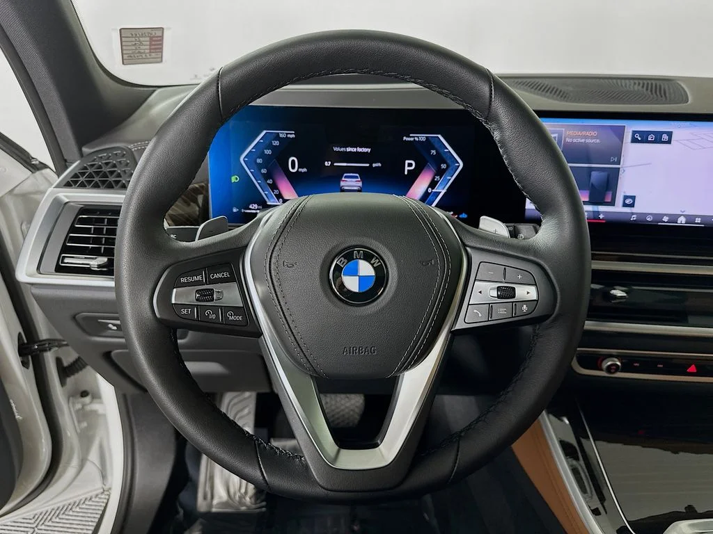Used 2026 White Metallic BMW xDrive40i image 12