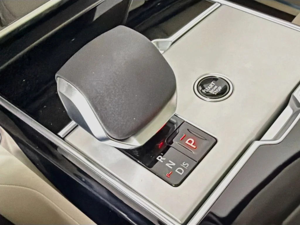New 2026 Santorini Black Land Rover SE image 17