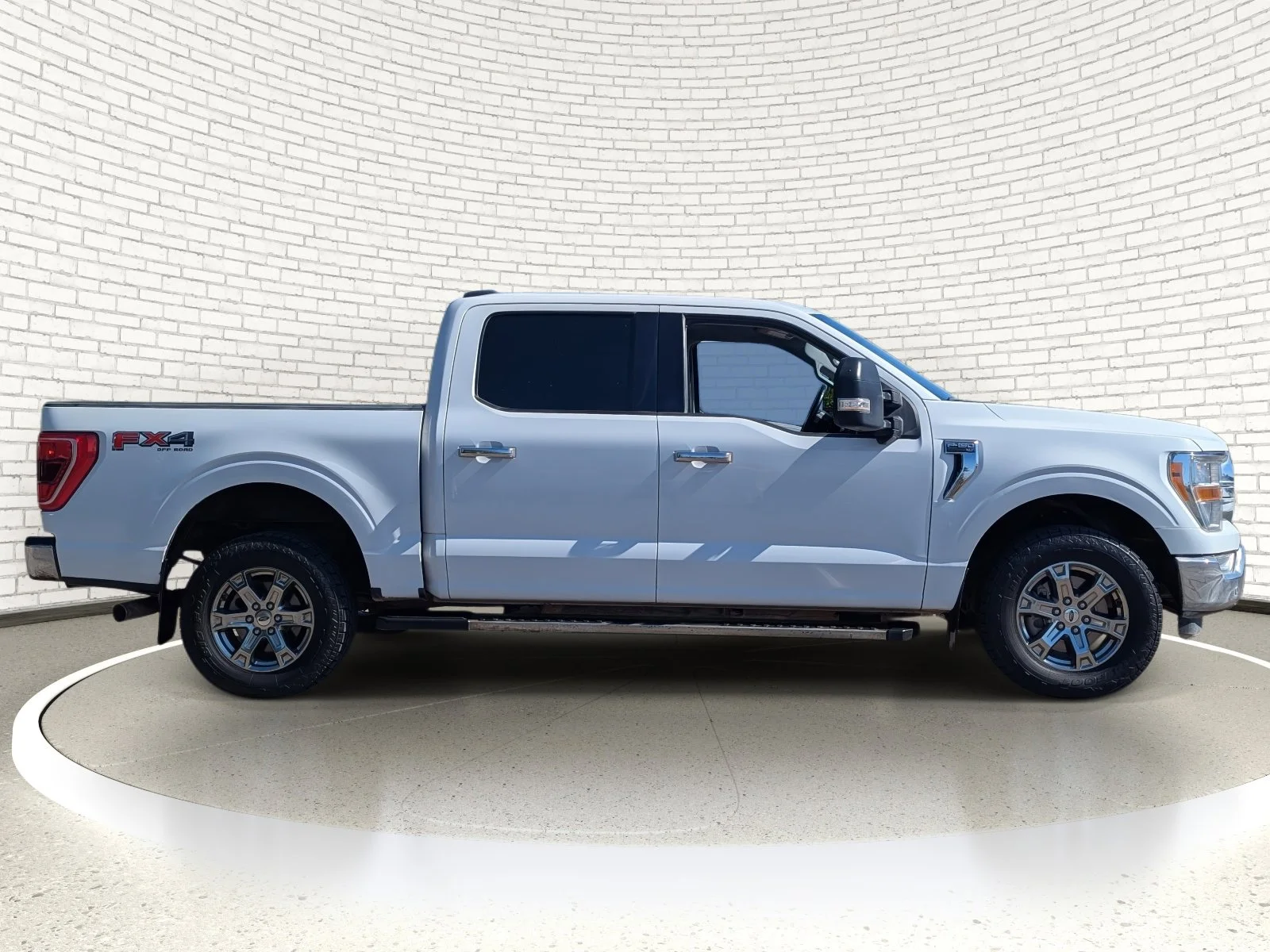 Used 2021 Oxford White Ford XLT image 2