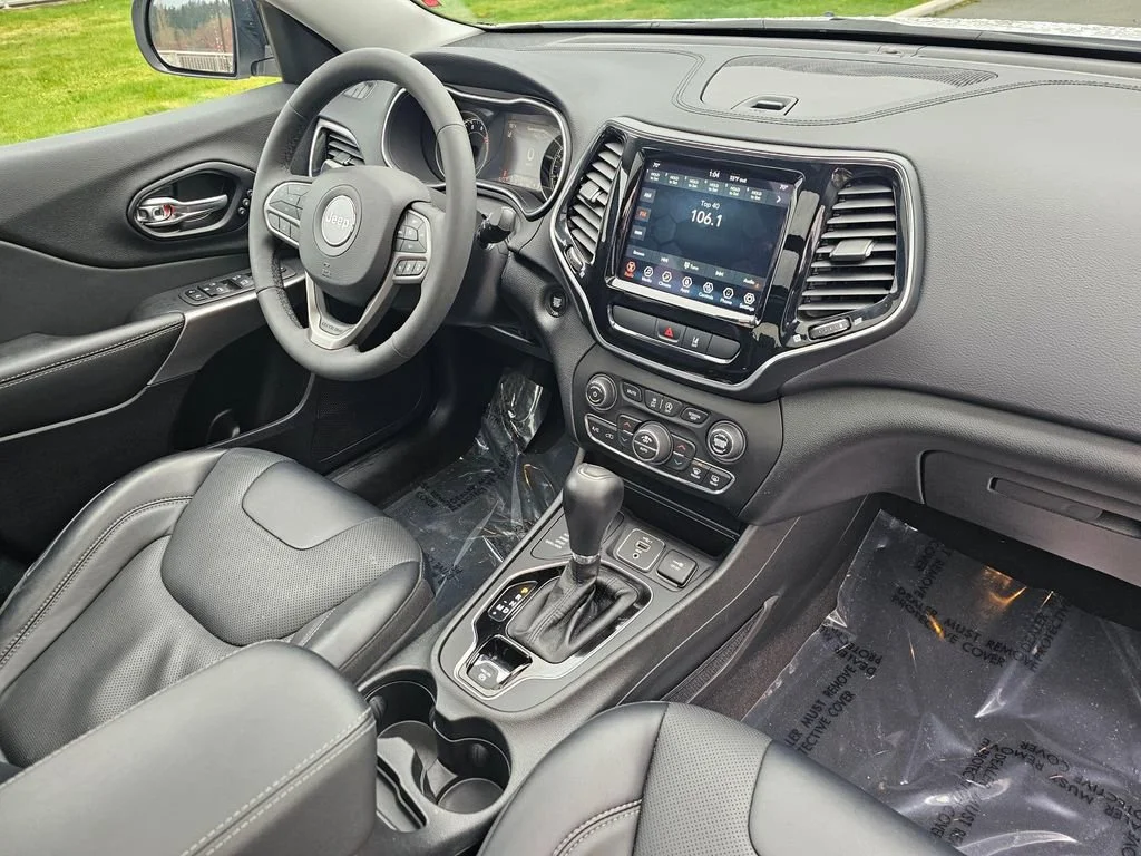 Used 2022  Jeep Limited image 10