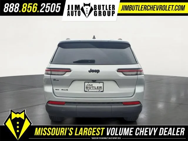 Used 2021 Silver Jeep Altitude 4x4 image 23