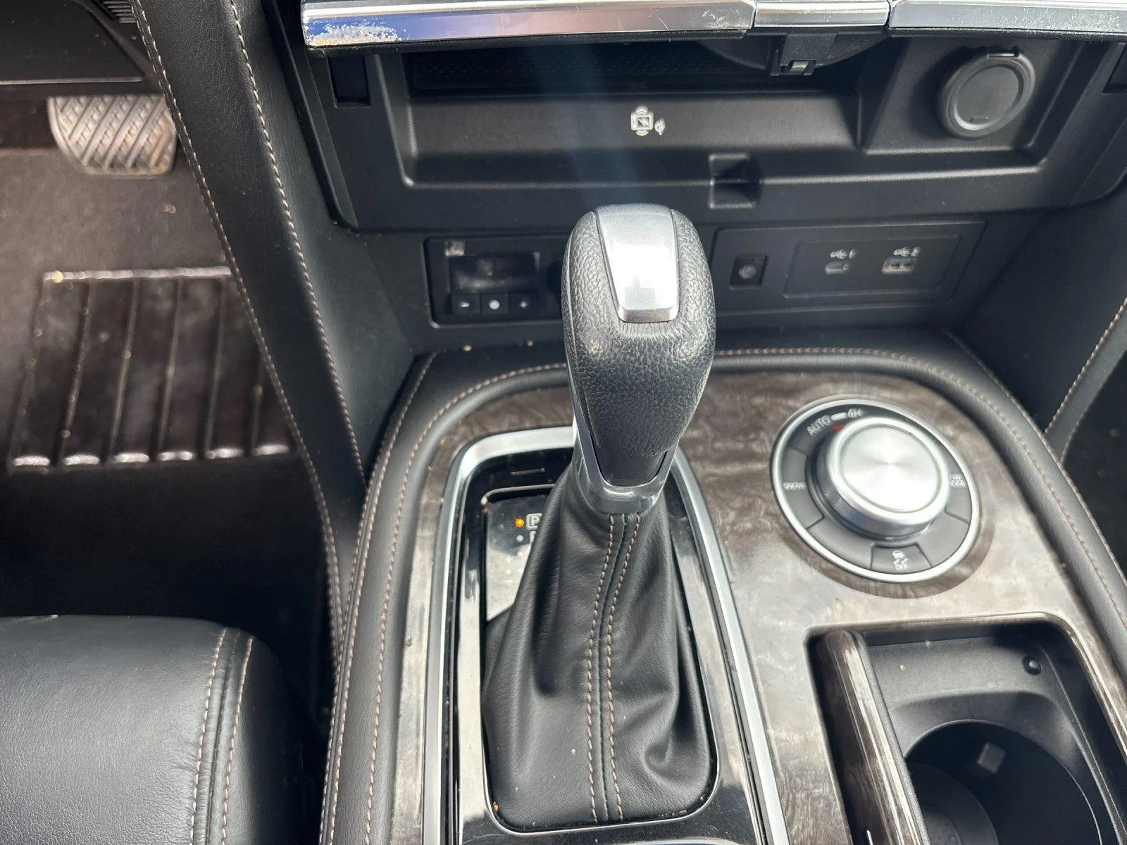 Used 2024 Super Black Nissan Platinum image 28