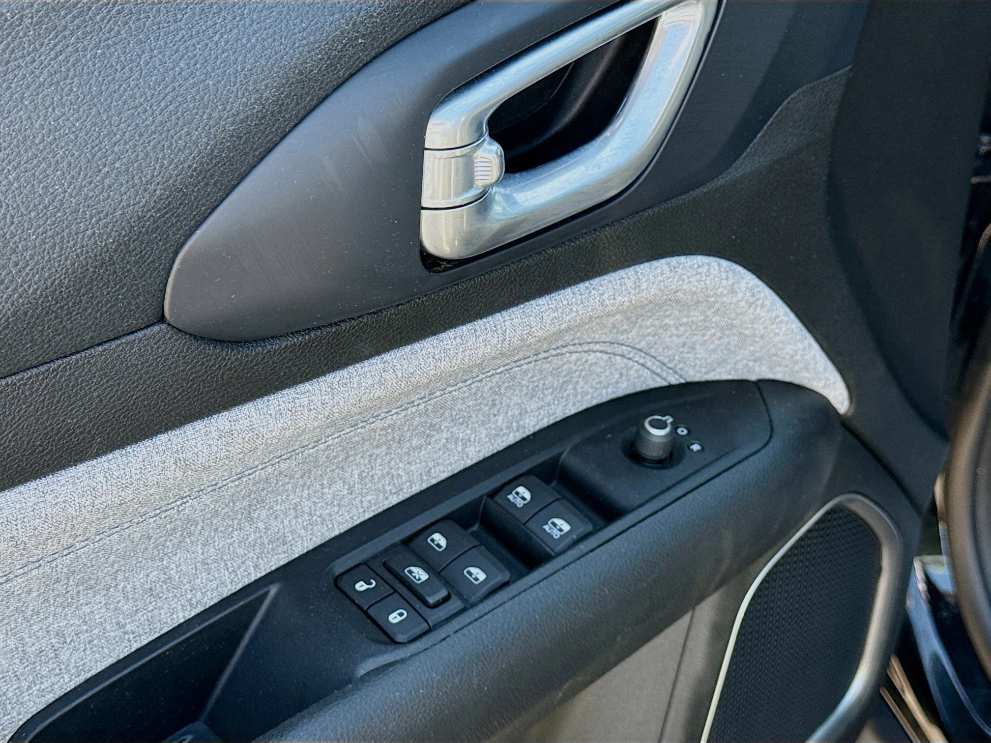Used 2022 Diamond Black Crystal Pearlcoat Jeep Latitude image 22