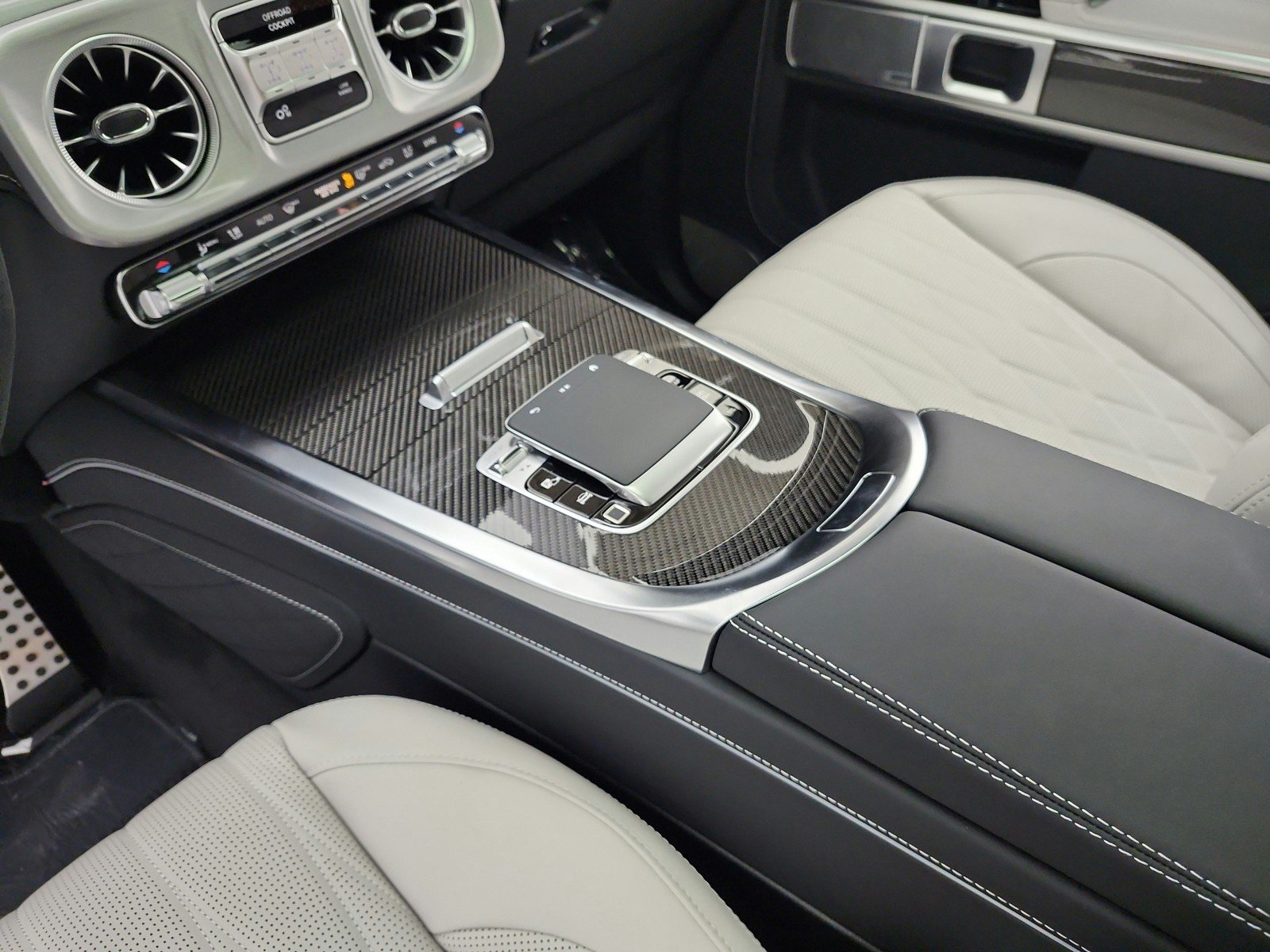 New 2027 MANUFAKTUR customer request glossy paint finish Mercedes-Benz AMG® G 63 SUV image 10