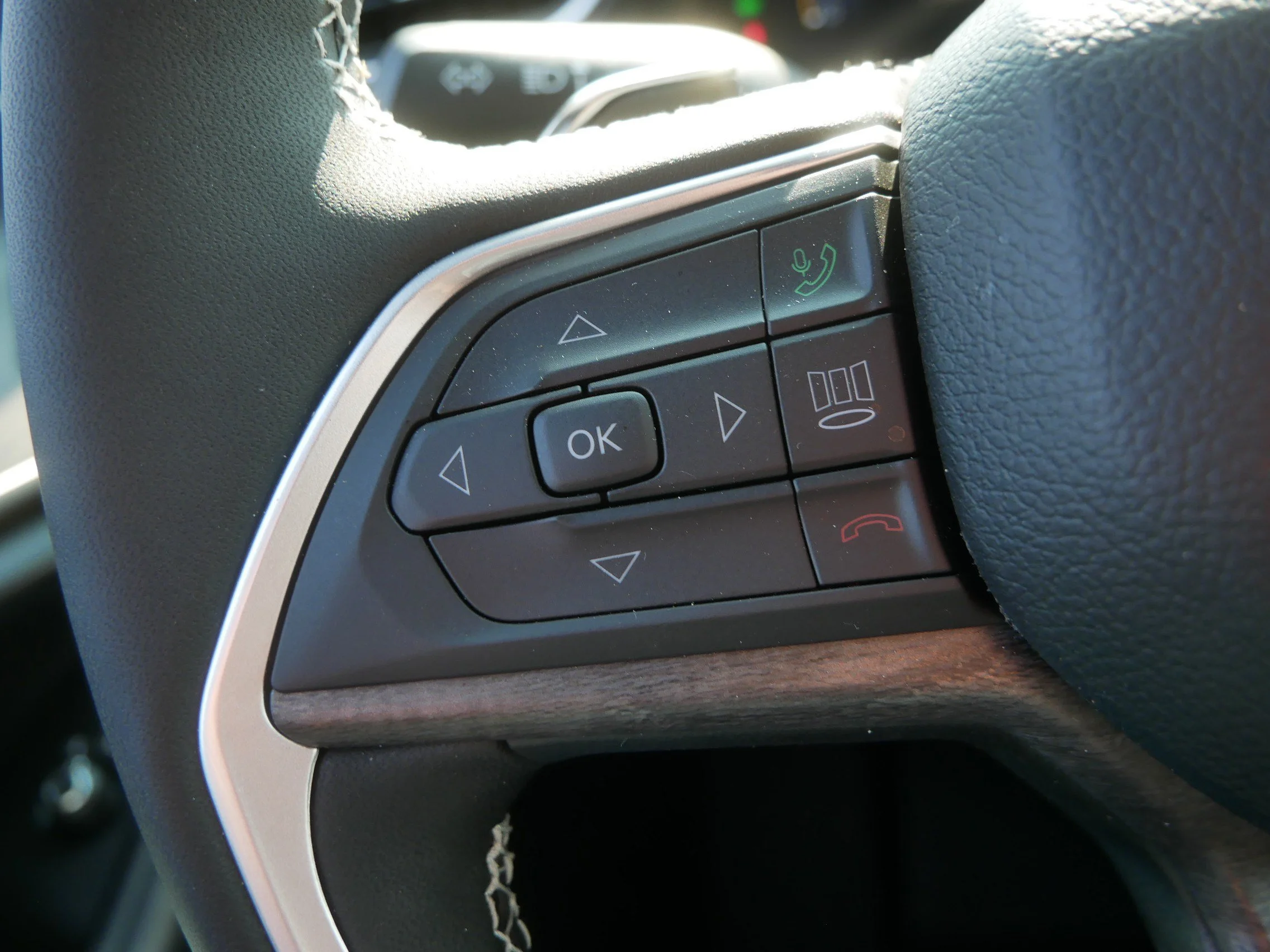 Used 2025 Diamond Black Crystal Pearlcoat Jeep Limited image 24