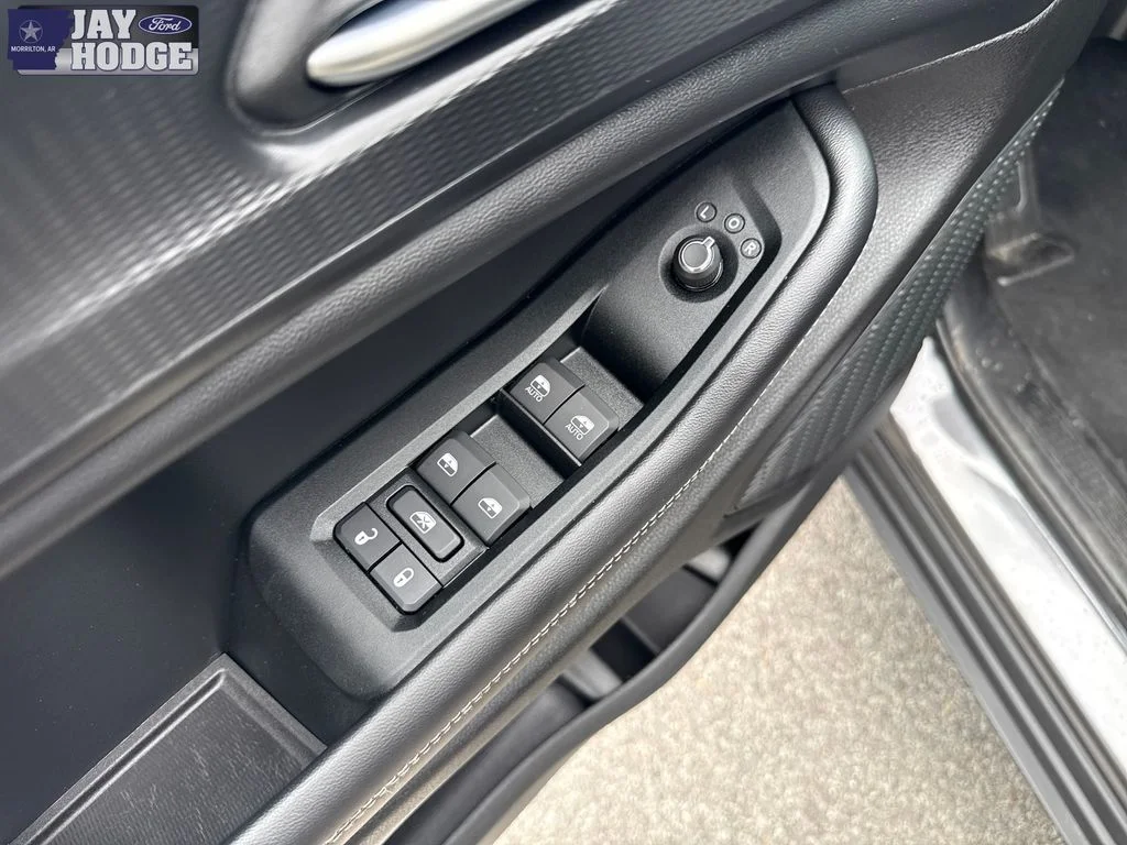 Certified Used 2025 Metallic Jeep Altitude image 24