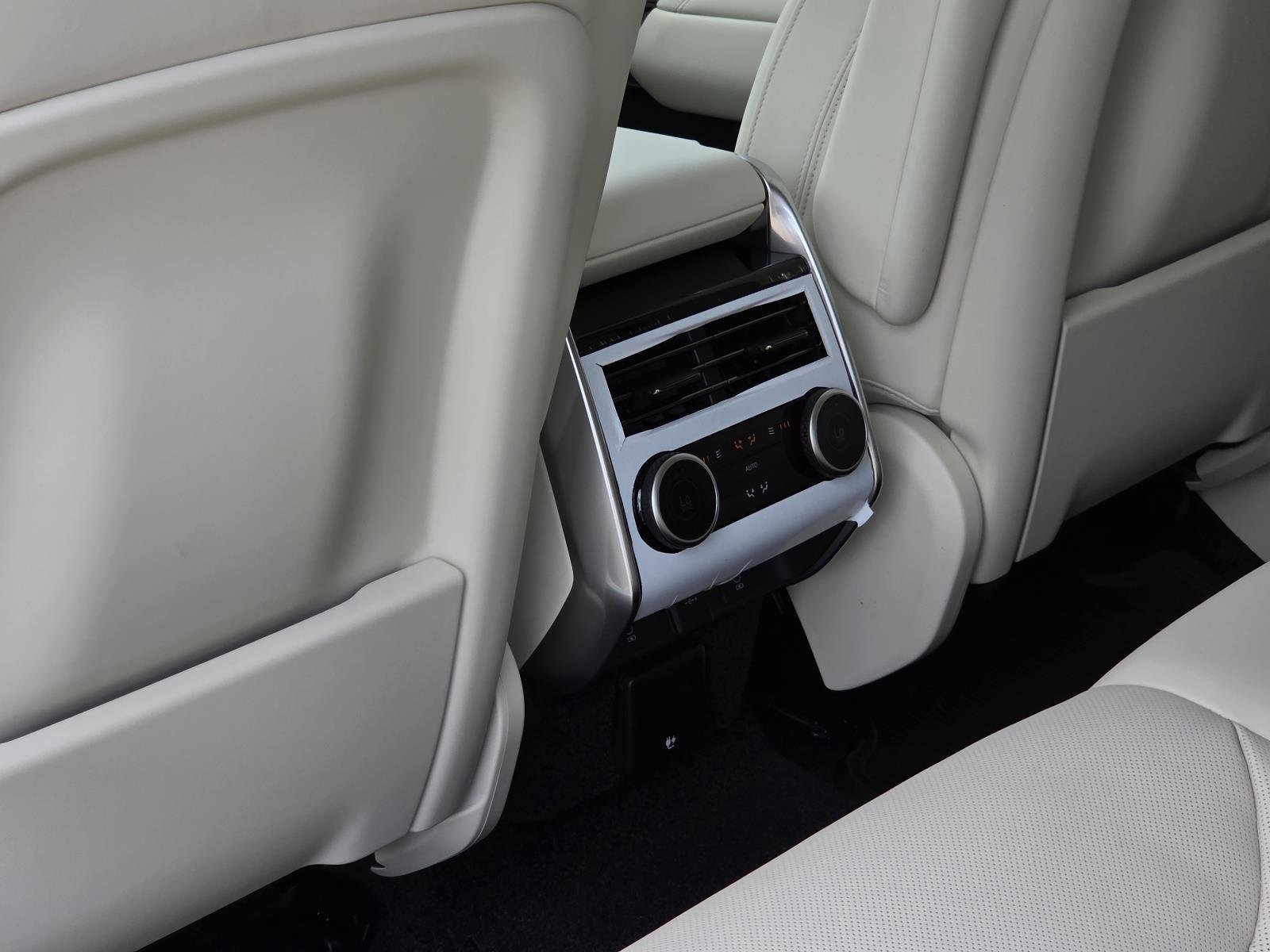 New 2026 Ostuni Pearl White LAND ROVER SE 7 Seats image 36