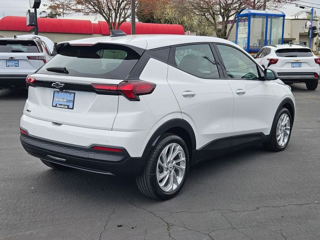 New 2027 Summit White Chevrolet LT image 6