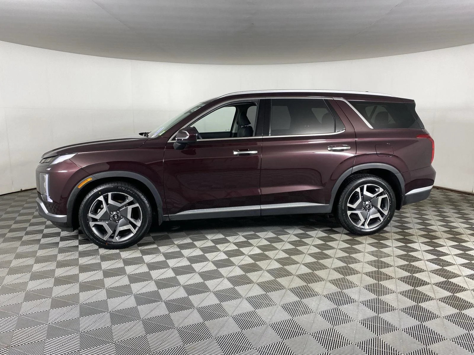 Used 2023 Sierra Burgundy Hyundai Limited image 7