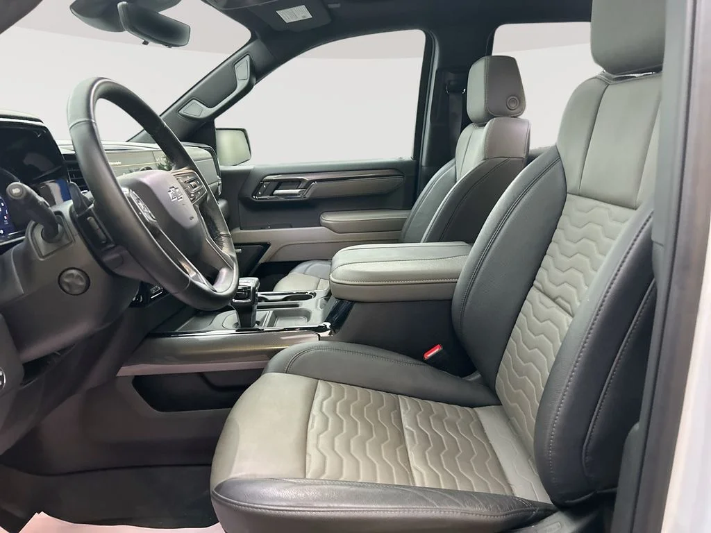 Used 2025 White Chevrolet ZR2 image 24