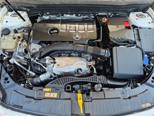 Used 2021  Mercedes-Benz GLB 250 image 29