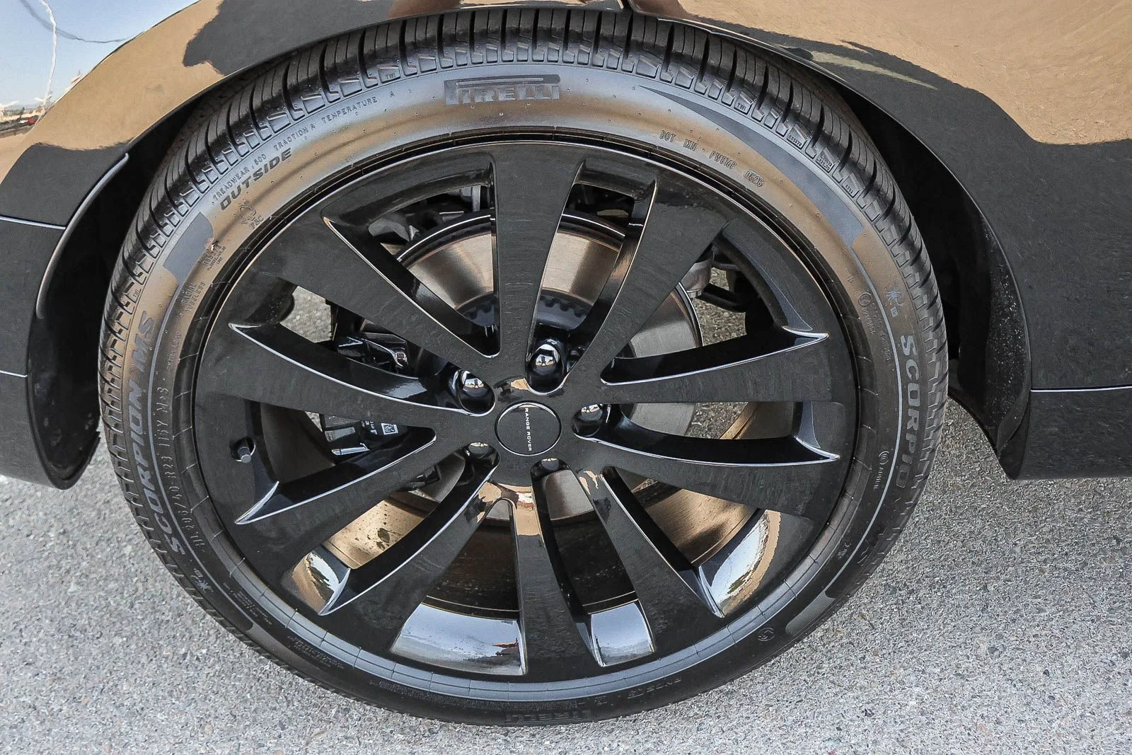 New 2026 Santorini Black Land Rover Dynamic SE image 13
