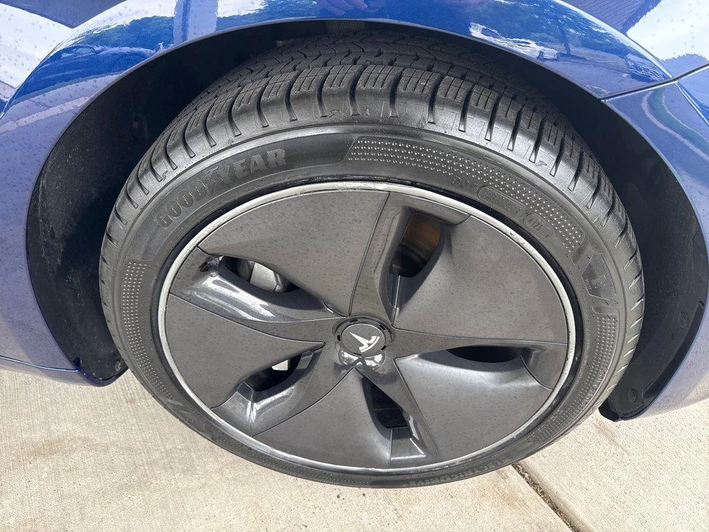 Used 2018 Deep Blue Metallic Tesla Long Range image 10