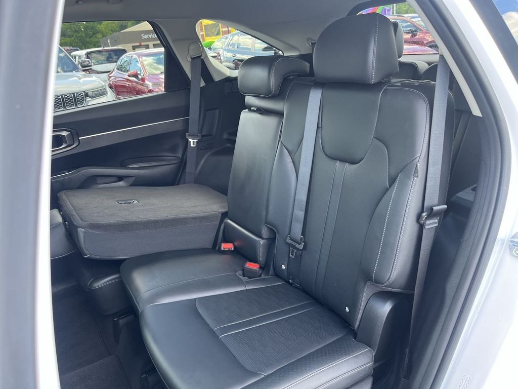 Used 2025 White Kia S image 28