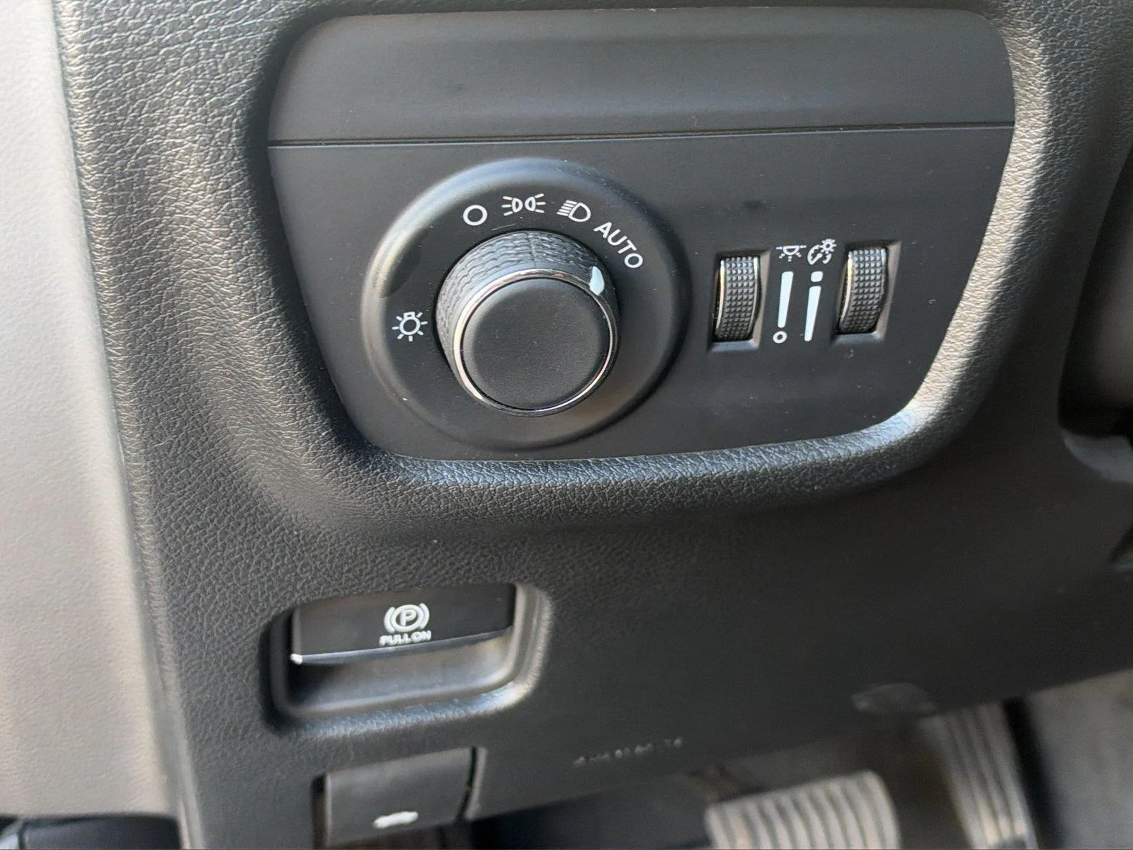 Used 2024 Silver Zynith Jeep Laredo X image 13