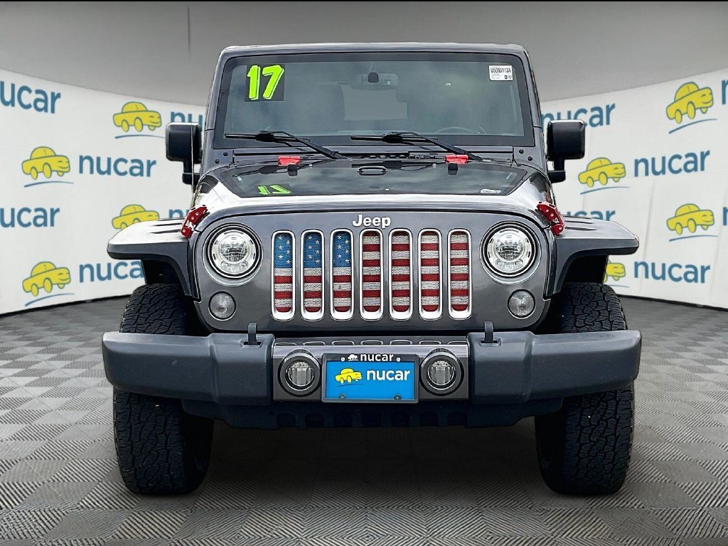 Used 2017 Granite Crystal Metallic Clearcoat Jeep Sahara image 2