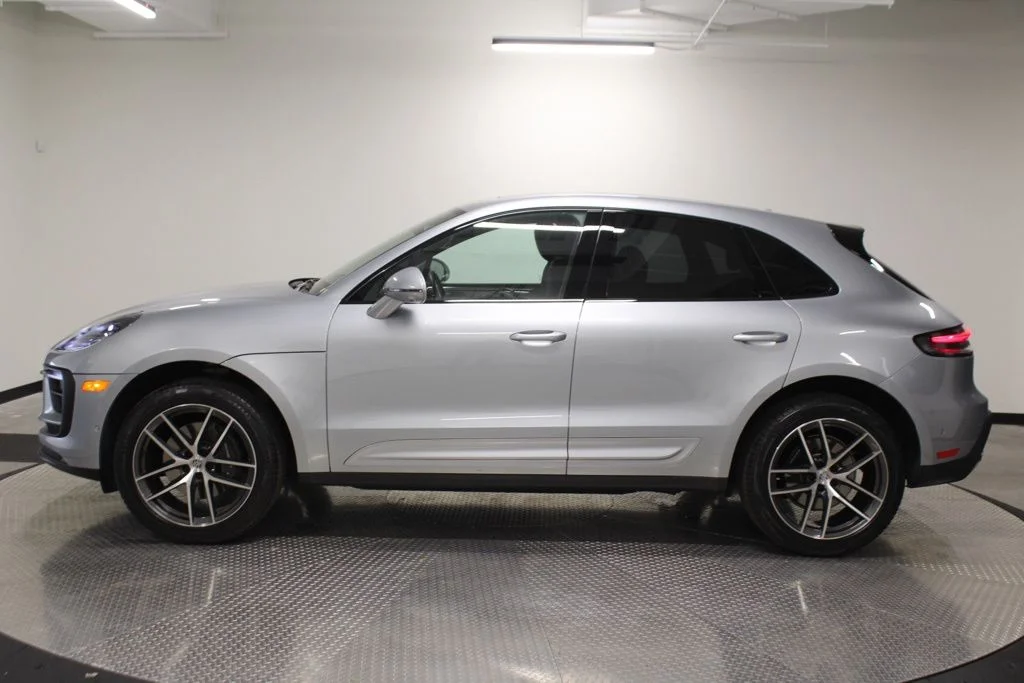 Used 2025  Porsche  image 2
